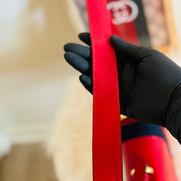 🔥NEGOTIABLE 🔥Gucci Red and Gold Shoulder Bag with Chain Detail - Picture 2 of 10